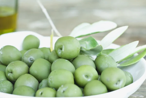 Italien, Toskana, Magliano, Nahaufnahme grüner Oliven im Teller — Stockfoto