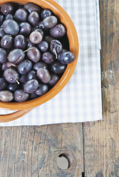 Italy, Tuscany, Magliano, Close up of black olives in bowl on wooden table — Stock Fotó