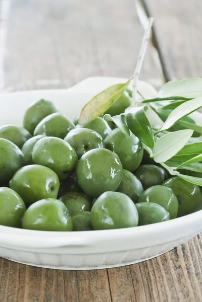 Italien, Toskana, Magliano, Nahaufnahme grüner Oliven im Teller — Stockfoto