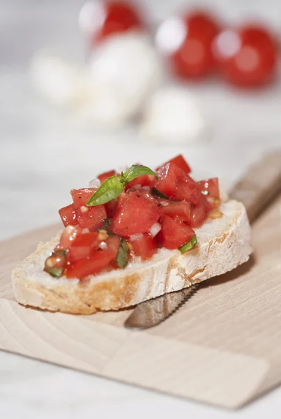 Italia, Toscana, Magliano, Aproape de bruschetta cu cuțitul pe bord de tăiere — Fotografie, imagine de stoc