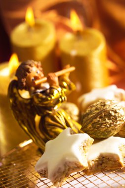 Noel meleği ve mumlar