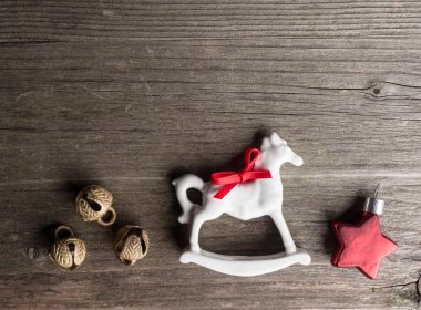Ahşap arka planda noel süslemesi
