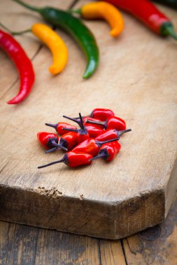 Ahşap üzerine farklı acı bakla