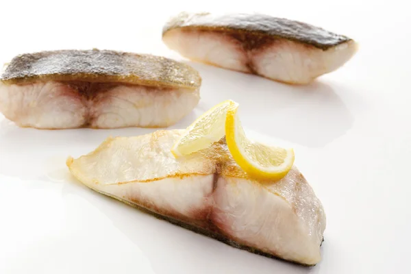 Смажений рибний філе зі шматочком лимона — стокове фото