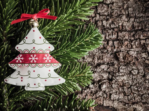 Рождественские украшения на коре, вечнозелени — стоковое фото