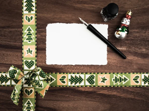 Navidad, cinta de regalo en madera — Foto de Stock