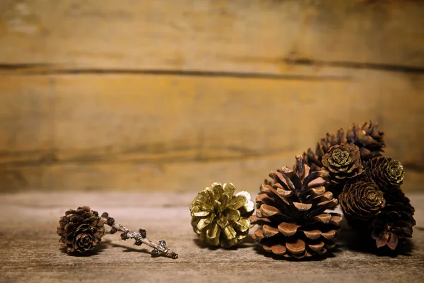 Cones de abeto em madeira — Fotografia de Stock