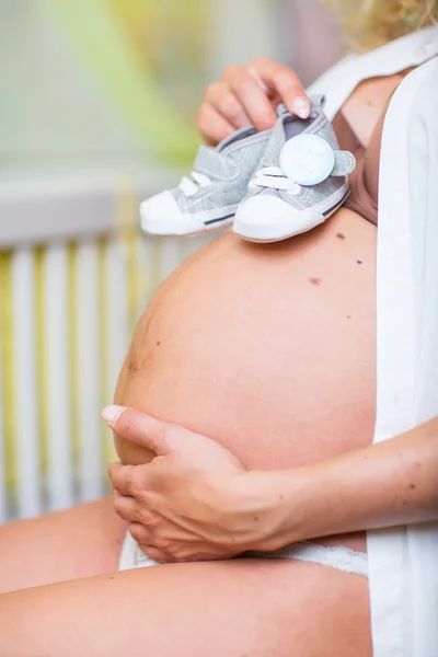 Pancia incinta di giovane donna — Foto Stock