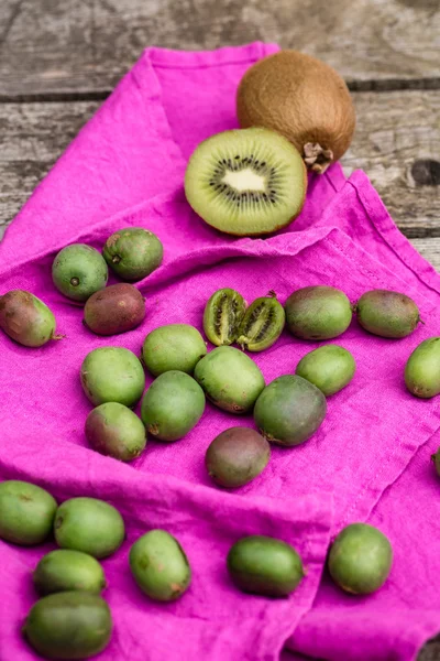 Kiwi jagody i owoce kiwi na tkaniny — Zdjęcie stockowe