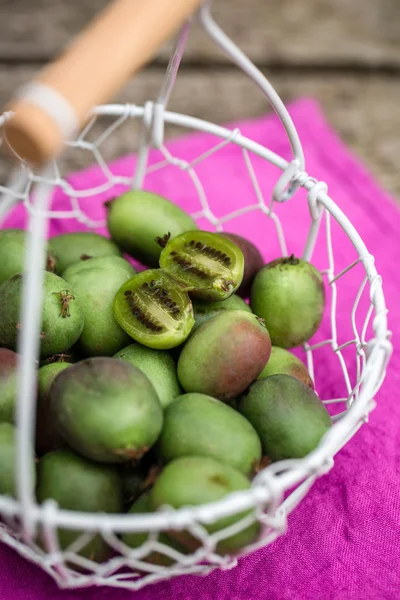 Owoce kiwi w kosz na drewno — Zdjęcie stockowe