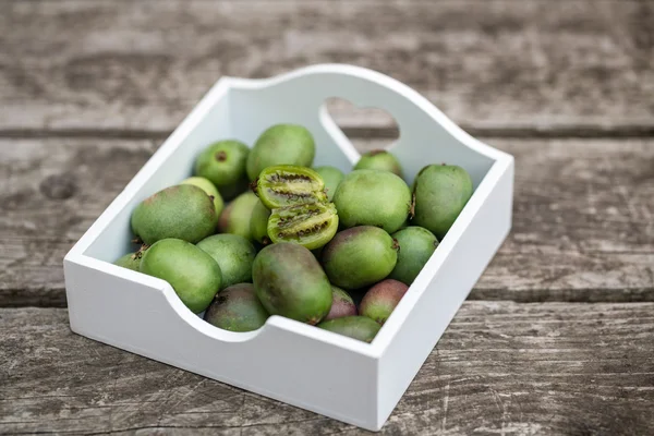 Frutos de kiwi en caja de madera — Foto de Stock