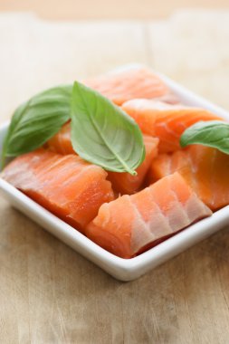 Bazı Çiğ somon fileto