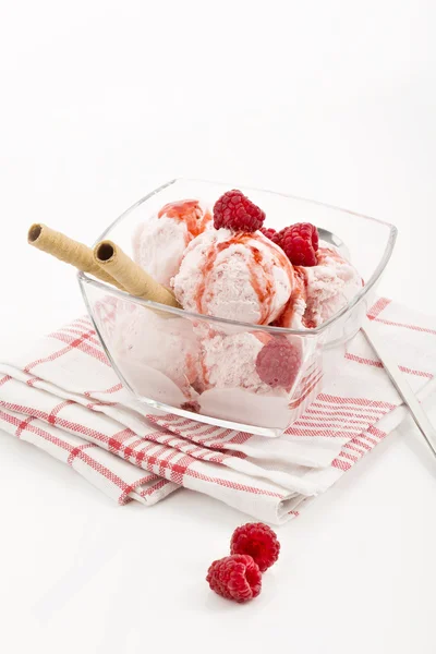 Himbeereis mit frischen Himbeeren — Stockfoto