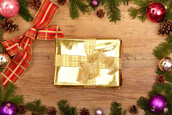 Karácsonyi ajándék és baubles — Stock Fotó