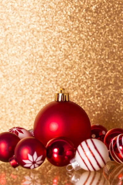 Natal bugigangas em fundo dourado — Fotografia de Stock