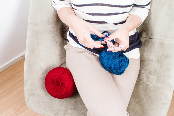 Frau strickt blauen Schal — Stockfoto