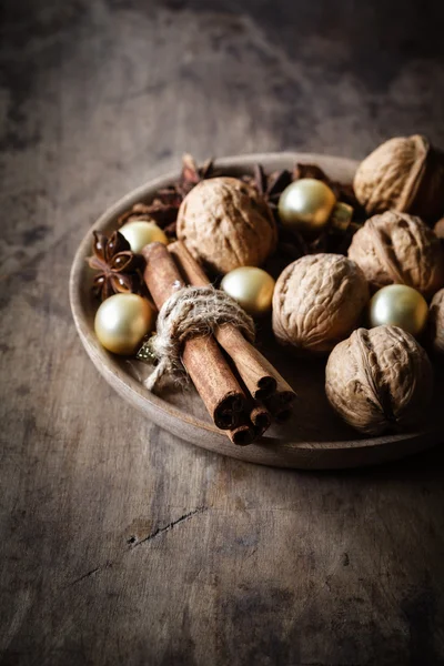 Cuenco decorado de Navidad con nueces — Foto de Stock