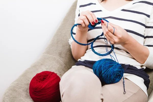 Frau strickt blauen Schal — Stockfoto