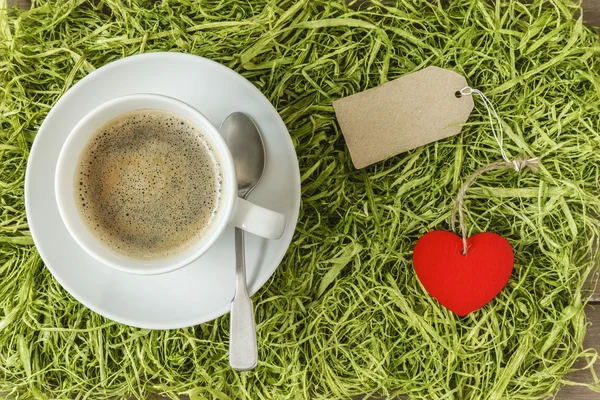 Taza de café sobre césped artificial — Foto de Stock