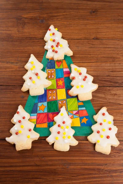 Galletas de Navidad, Árbol de Navidad en madera — Foto de Stock