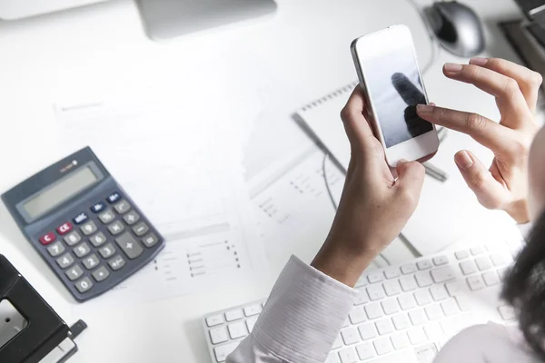 Zakelijke vrouw aan het bureau — Stockfoto