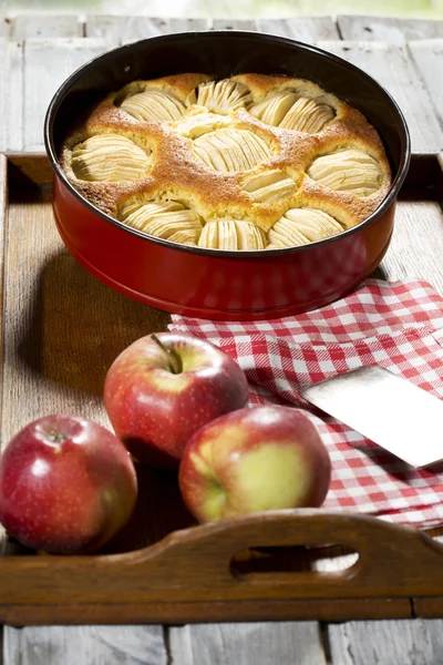 Свіжі яблука та яблучний пиріг — стокове фото
