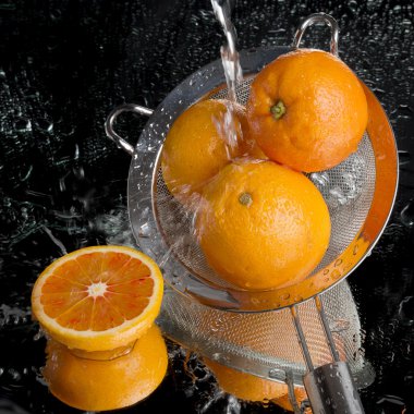 Bütün ve dilimlenmiş portakal