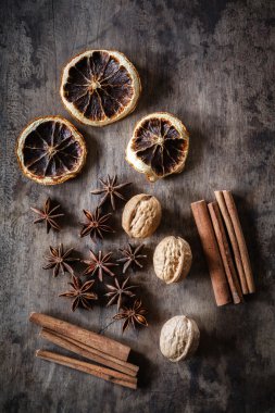 Ceviz ile süslenmiş Noel kase