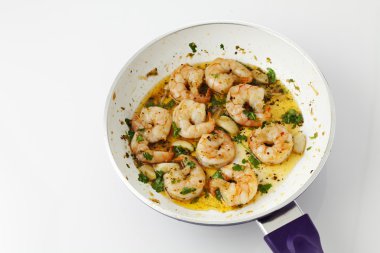 Scampis zeytin yağı ve otlar