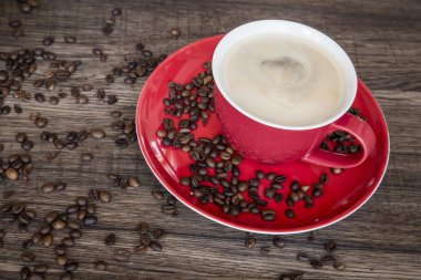 Kahve fincanı ahşap masada.