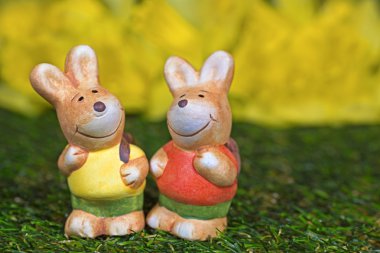iki Paskalya tavşanları