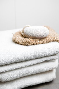 Ponza taşı ile beyaz havlu