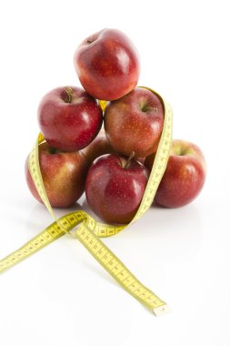 Teyp ölçme ile taze kırmızı elmalar