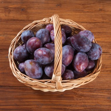 Ağaç üzerinde Erik sepetle