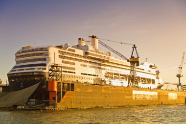 yolcu gemisi ile Tersane