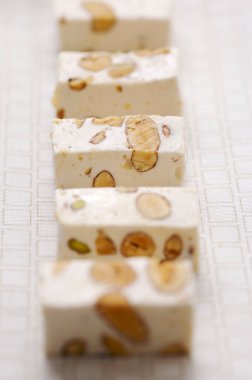 nuga parçaları üst üste