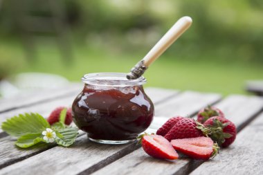 Çilek reçeli ve çilek