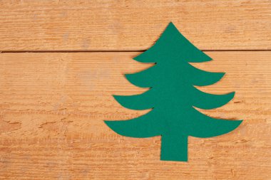 Basit kağıt yeşil çam ağacı