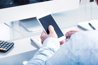 Akıllı telefon yazarak iş adamı