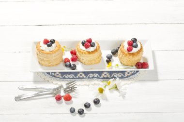 Puf hamur işleri vanilyalı dondurma ile