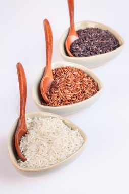 Kırmızı, siyah ve beyaz pirinç kase