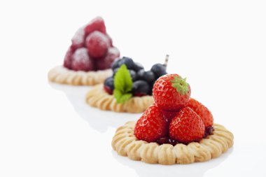 Yaban mersini, çilek ve ahududu ile tart