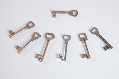 Beyaz üzerine adl anahtar taşı