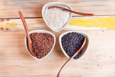 Kırmızı, siyah ve beyaz pirinç.