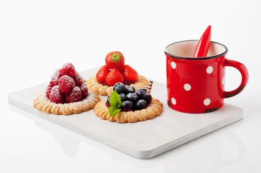 Tartlets meyveleri ve kahve fincanı
