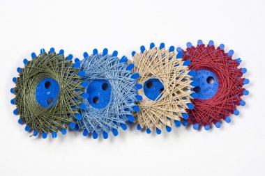 Star üzerinde renkli iplik makaraları şeklinde