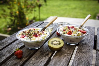 Çilek kivi yoğurt granola ile