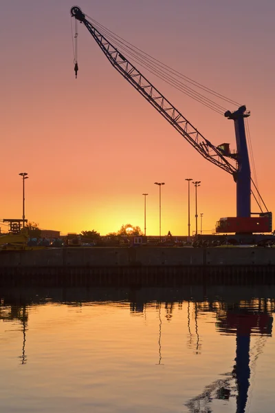 Grues portuaires au lever du soleil — Photo