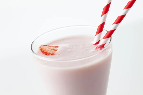 Glass med jordgubbar mjölk — Stockfoto