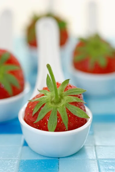单一的新鲜草莓 — 图库照片